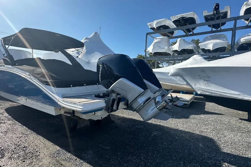 Slide: The Image of Sea Ray SDX 290 Outboard 2023 - 18