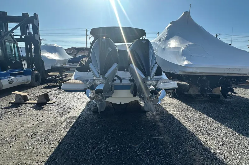 Slide: The Image of Sea Ray SDX 290 Outboard 2023 - 19