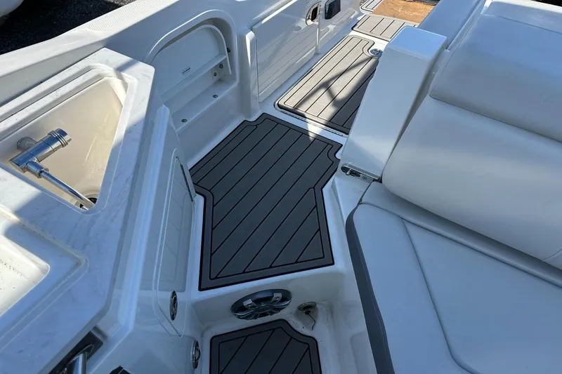 Slide: The Image of Sea Ray SDX 290 Outboard 2023 - 30