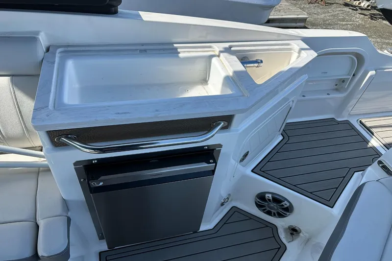 Slide: The Image of Sea Ray SDX 290 Outboard 2023 - 31