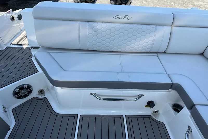Slide: The Image of Sea Ray SDX 290 Outboard 2023 - 32