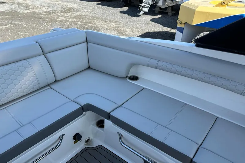 Slide: The Image of Sea Ray SDX 290 Outboard 2023 - 35
