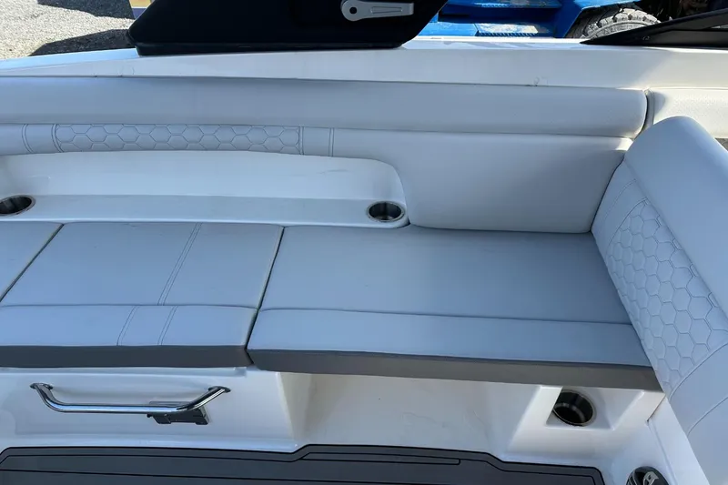 Slide: The Image of Sea Ray SDX 290 Outboard 2023 - 36