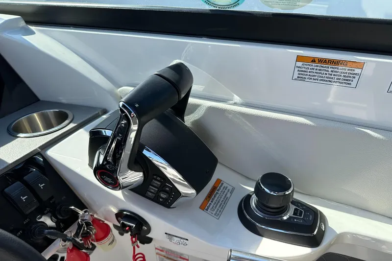 Slide: The Image of Sea Ray SDX 290 Outboard 2023 - 40