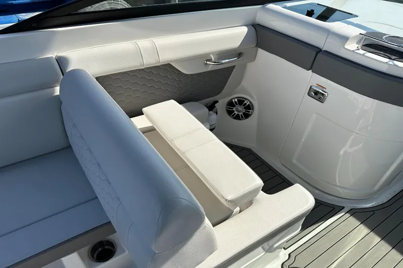 Slide: The Image of Sea Ray SDX 290 Outboard 2023 - 42