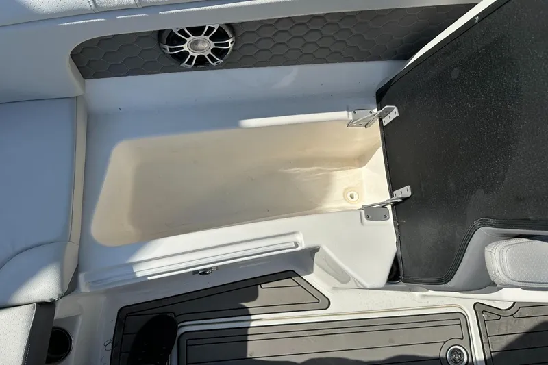 Slide: The Image of Sea Ray SDX 290 Outboard 2023 - 54