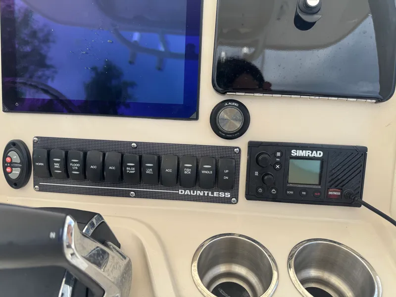Slide: The Image of Boston Whaler 280 Dauntless 2023 - 10