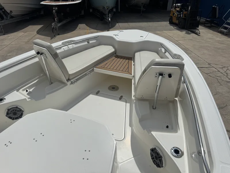 Slide: The Image of Boston Whaler 280 Dauntless 2023 - 15