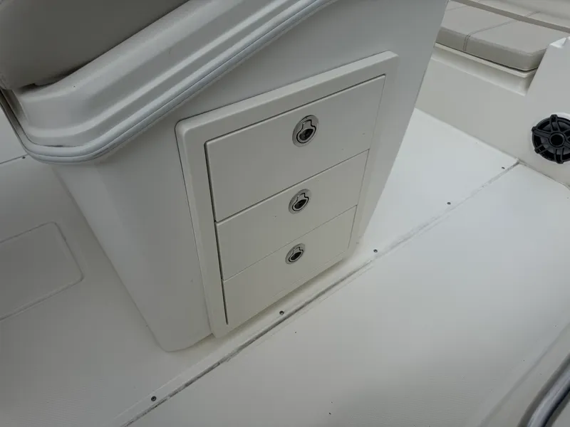 Slide: The Image of Boston Whaler 280 Dauntless 2023 - 18