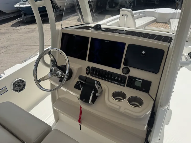 Slide: The Image of Boston Whaler 280 Dauntless 2023 - 9