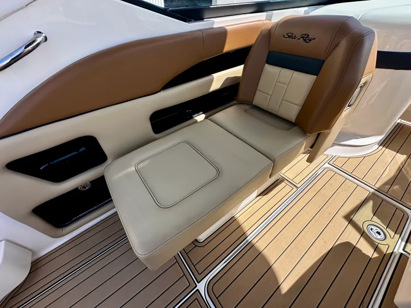 Slide: The Image of Sea Ray 300 SLX 2016 - 19