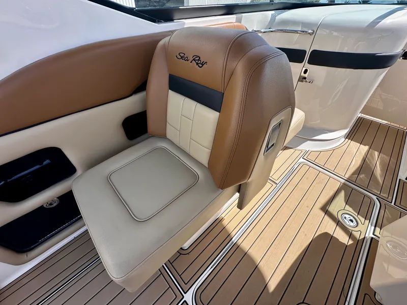 Slide: The Image of Sea Ray 300 SLX 2016 - 18