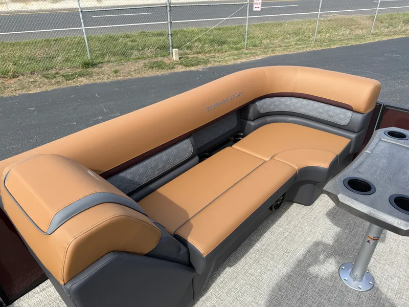 Slide: The Image of Bennington 23 SSB LUXE 2026 - 10