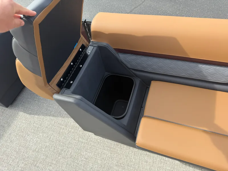 Slide: The Image of Bennington 23 SSB LUXE 2026 - 13