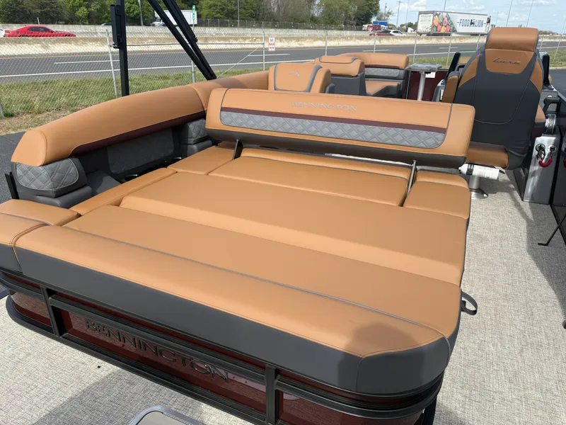 Slide: The Image of Bennington 23 SSB LUXE 2026 - 16