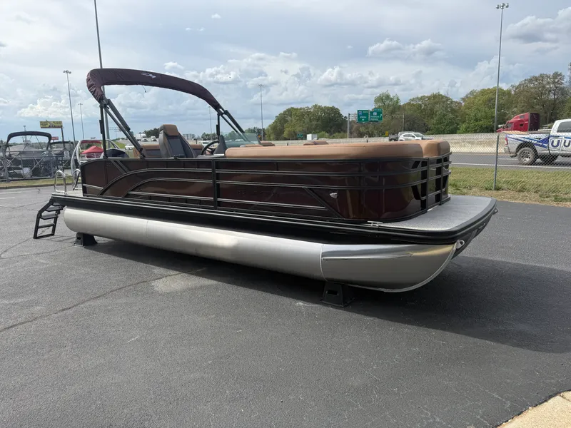Slide: The Image of Bennington 23 SSB LUXE 2026 - 2