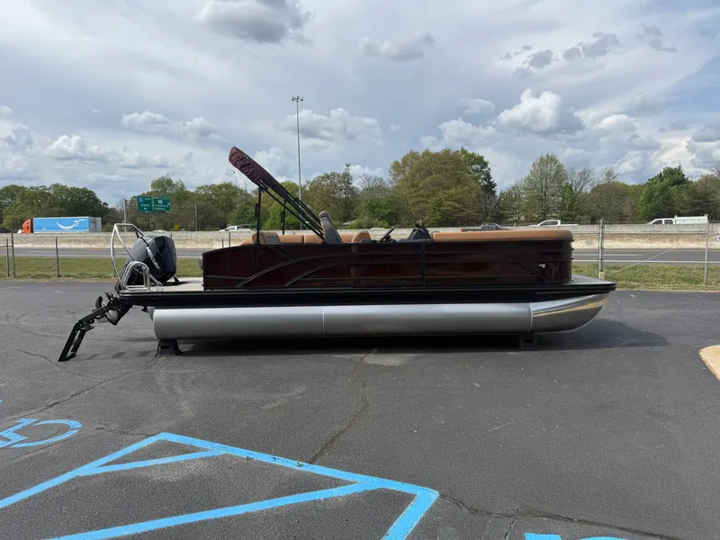 Slide: The Image of Bennington 23 SSB LUXE 2026 - 3