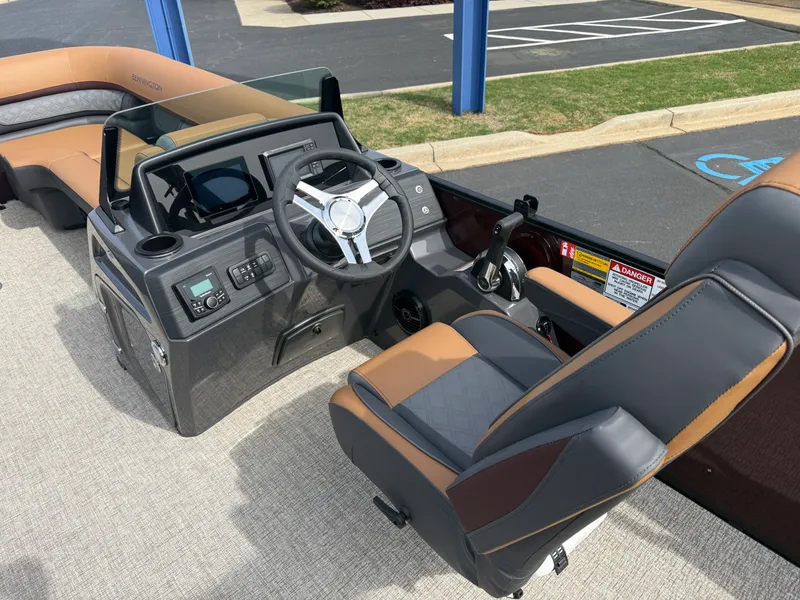 Slide: The Image of Bennington 23 SSB LUXE 2026 - 7