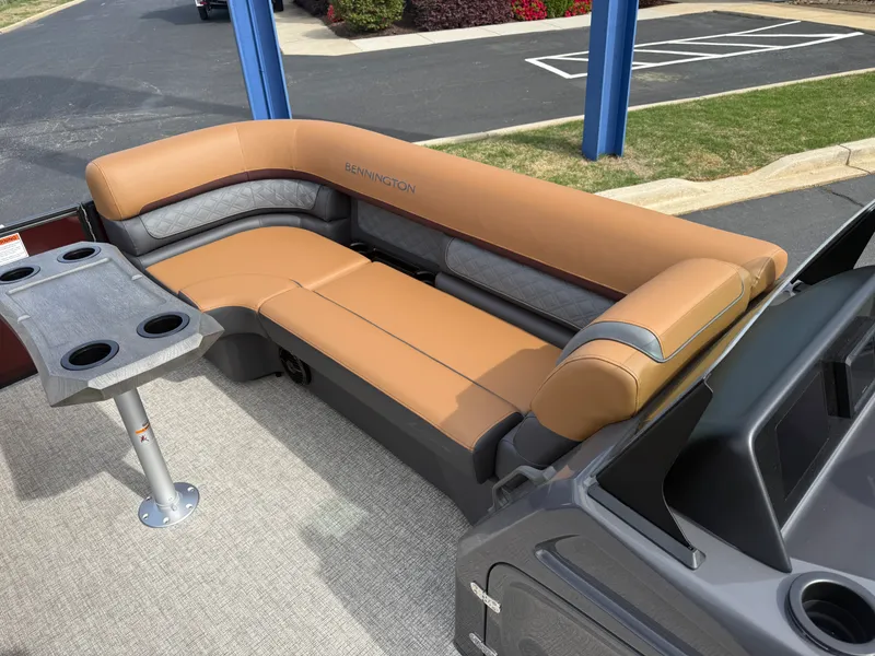 Slide: The Image of Bennington 23 SSB LUXE 2026 - 9