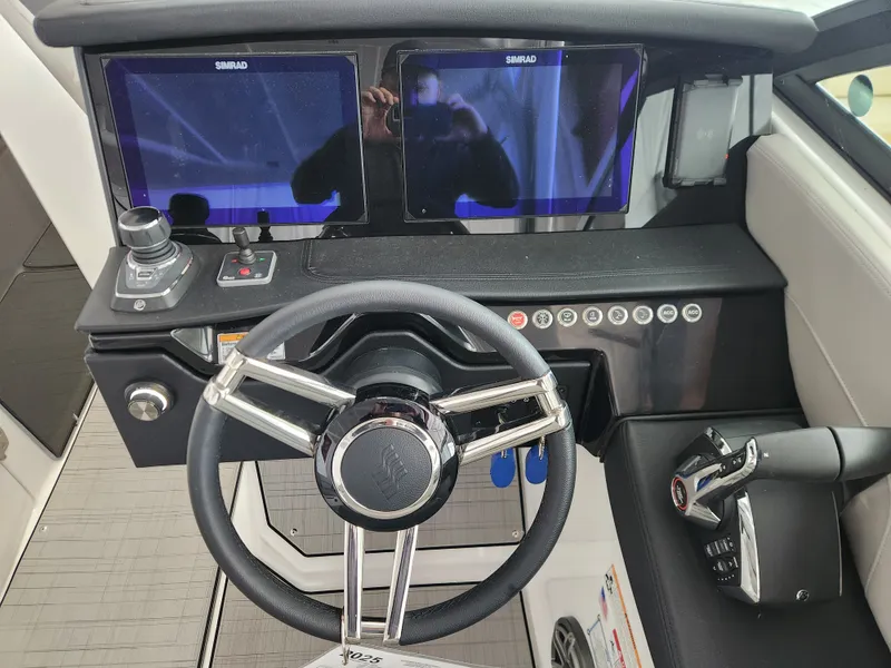 Slide: The Image of Four Winns H9 OB 2025 - 10