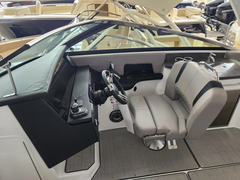 Slide: The Image of Four Winns H9 OB 2025 - 12