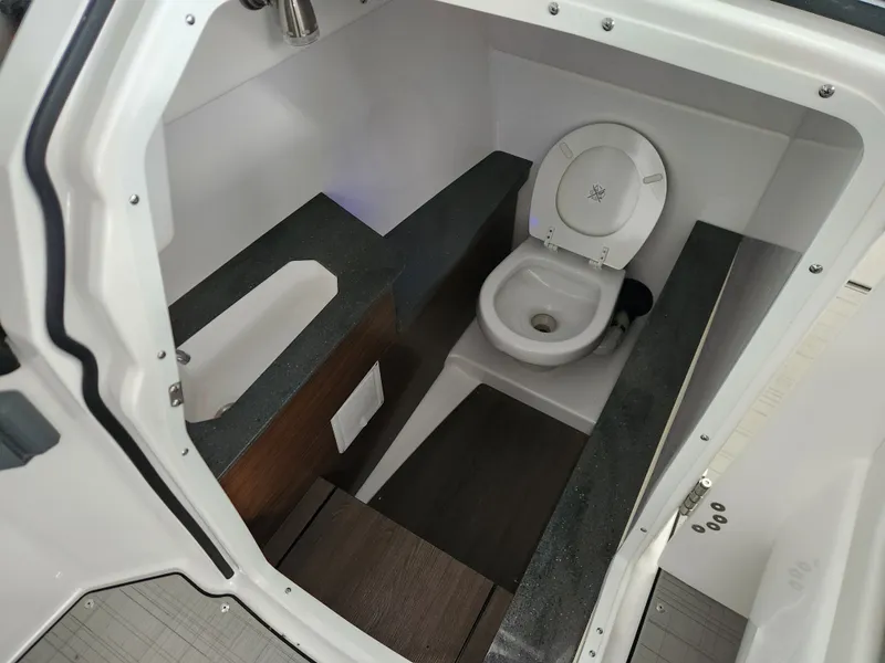 Slide: The Image of Four Winns H9 OB 2025 - 13