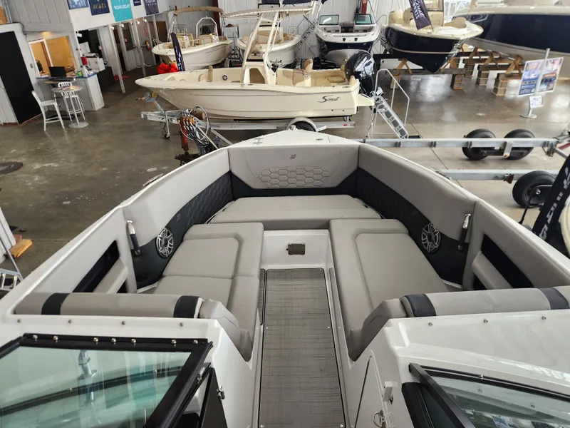 Slide: The Image of Four Winns H9 OB 2025 - 14