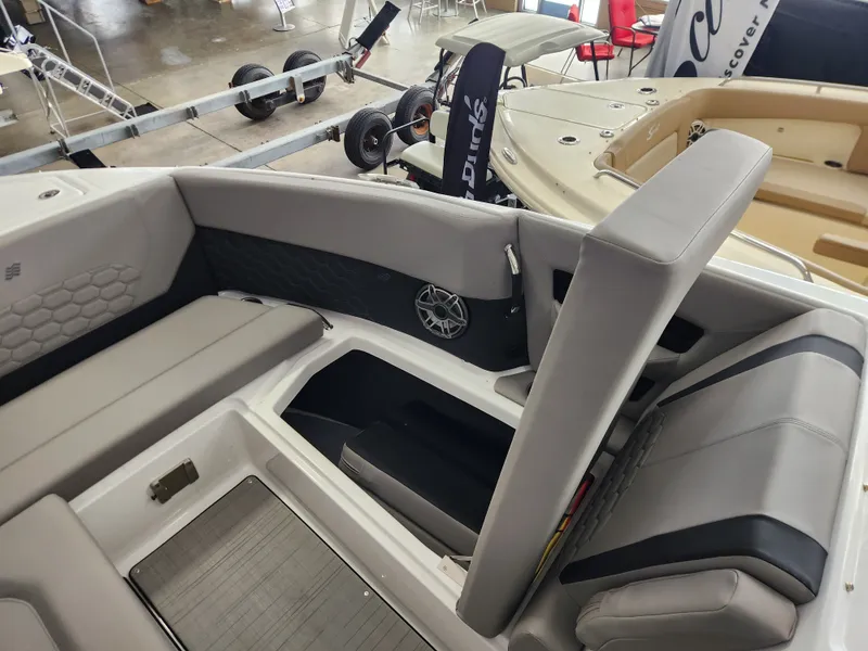 Slide: The Image of Four Winns H9 OB 2025 - 15