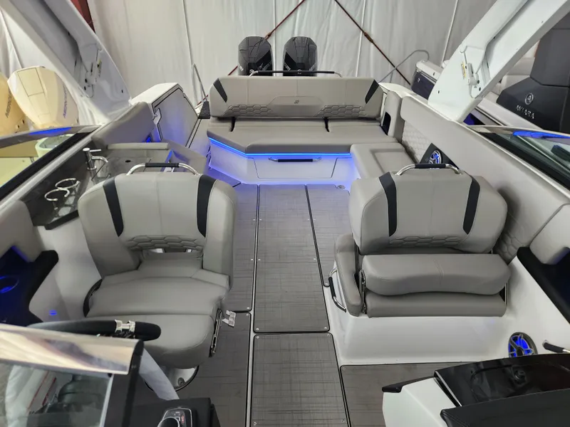 Slide: The Image of Four Winns H9 OB 2025 - 17