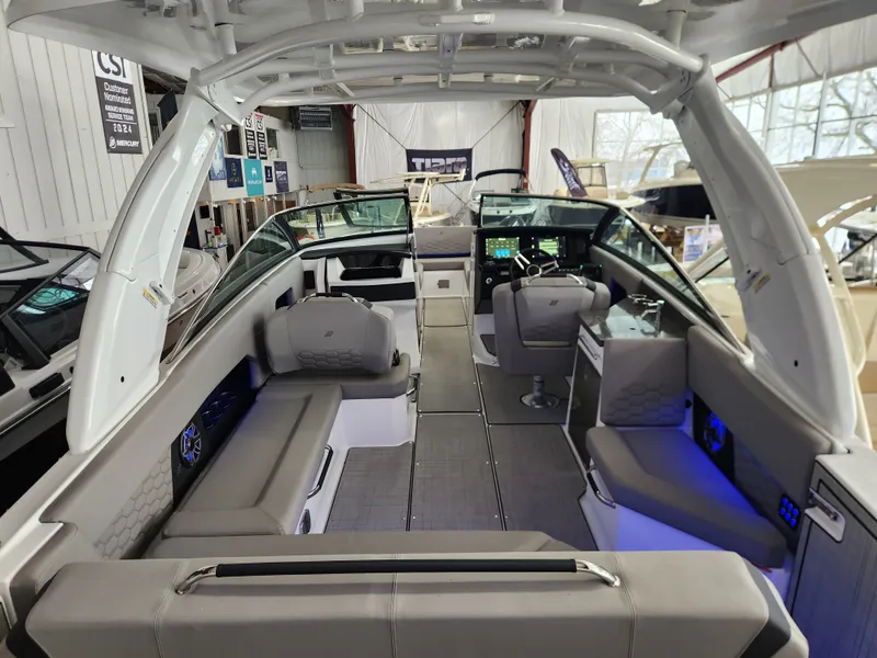 Slide: The Image of Four Winns H9 OB 2025 - 18