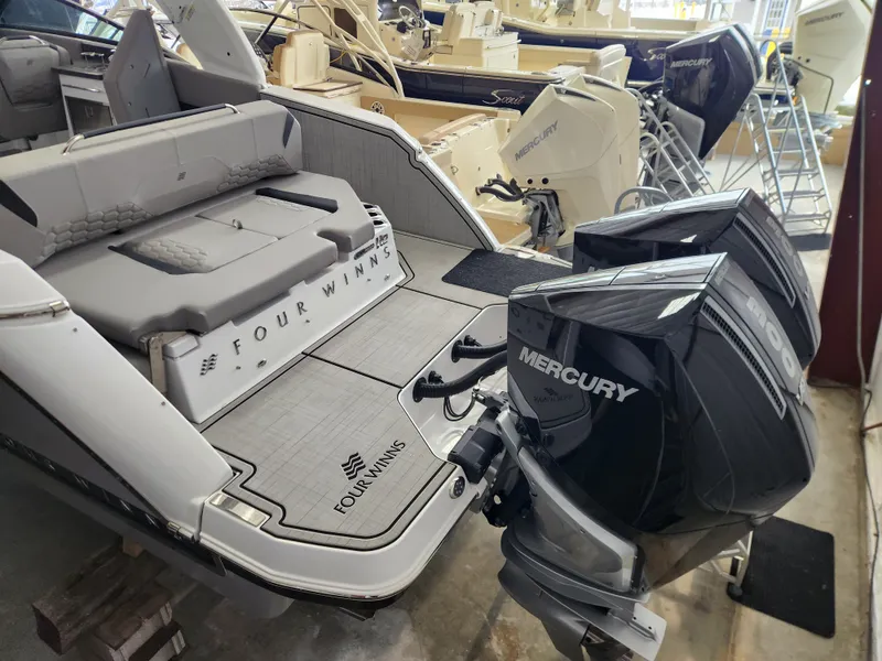 Slide: The Image of Four Winns H9 OB 2025 - 2