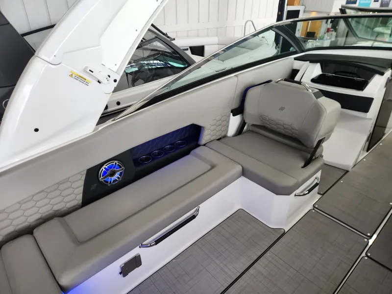 Slide: The Image of Four Winns H9 OB 2025 - 20