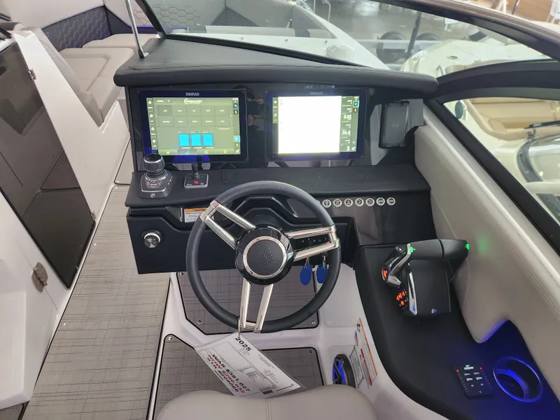 Slide: The Image of Four Winns H9 OB 2025 - 21