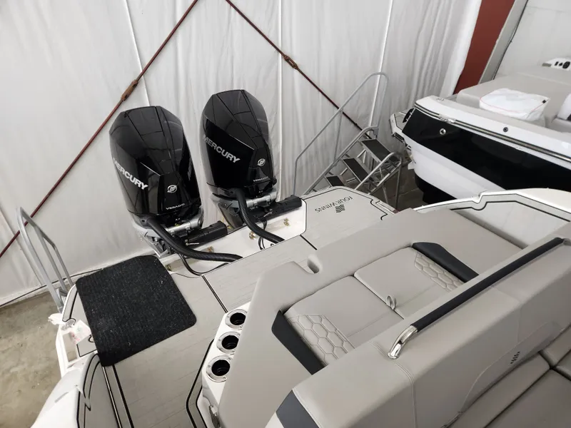 Slide: The Image of Four Winns H9 OB 2025 - 3