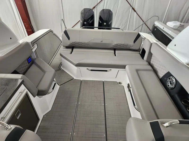 Slide: The Image of Four Winns H9 OB 2025 - 5