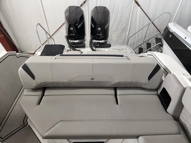 Slide: The Image of Four Winns H9 OB 2025 - 6