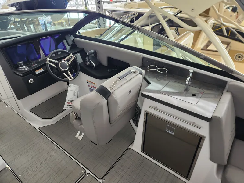 Slide: The Image of Four Winns H9 OB 2025 - 8