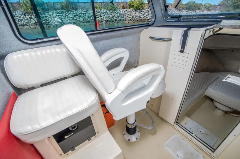 Slide: The Image of Parker Marine 2520 Deep Vee Sport Cabin 2004 - 6
