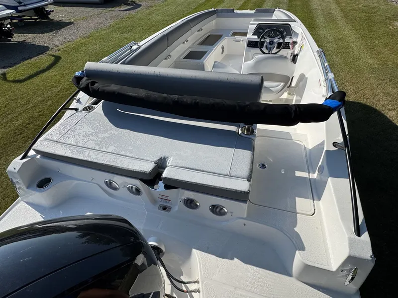 Slide: The Image of Bayliner D20 2025 - 3