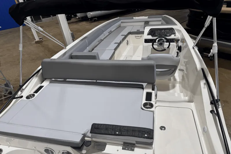 Slide: The Image of Bayliner D20 2025 - 5