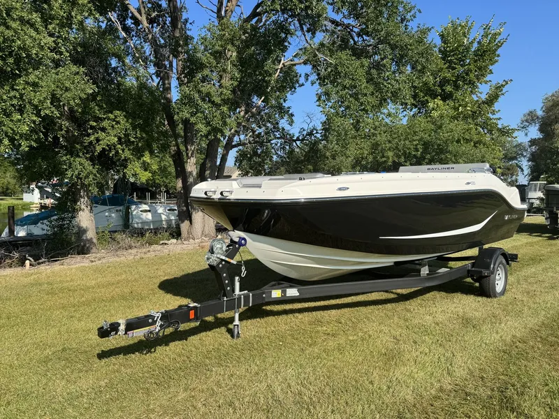 Slide: The Image of Bayliner D20 2025 - 1