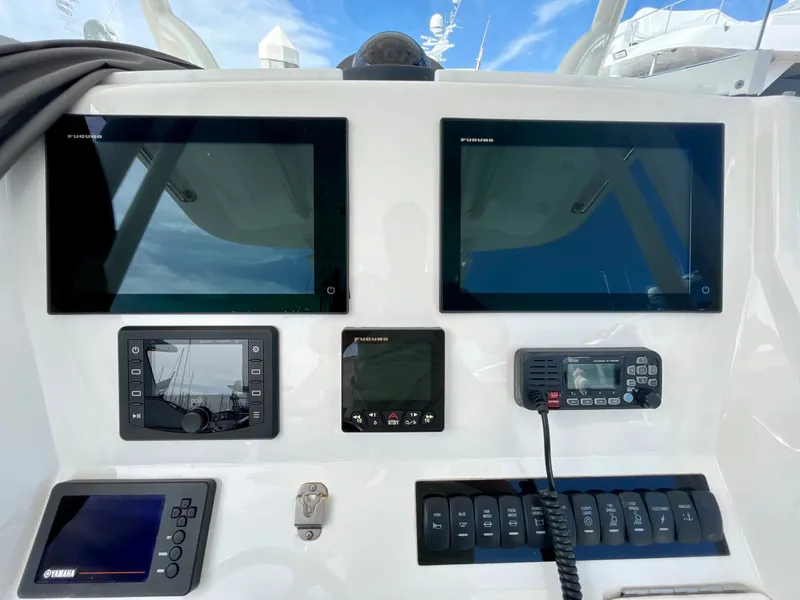 Slide: The Image of Regulator Marine 25 Center Console 2019 - 9