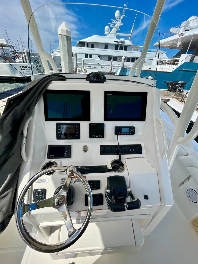 Slide: The Image of Regulator Marine 25 Center Console 2019 - 8