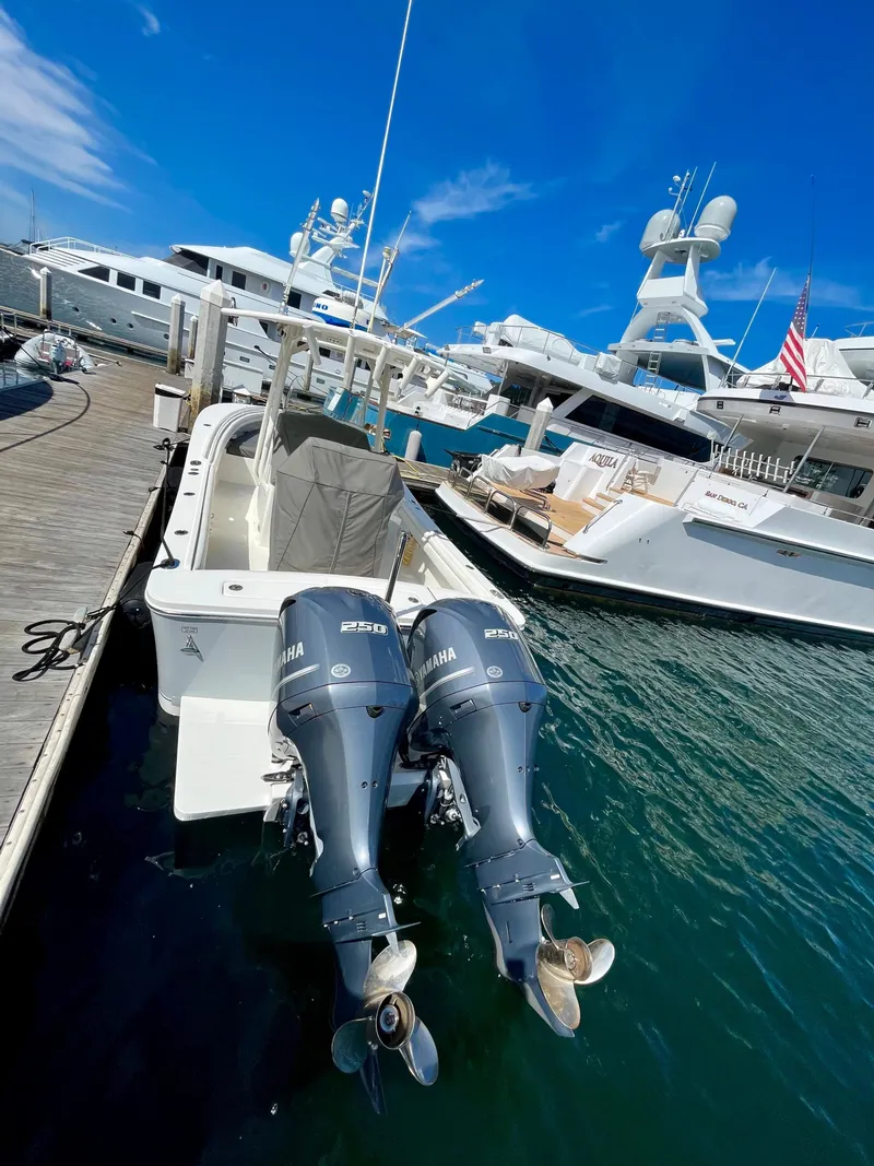 Slide: The Image of Regulator Marine 25 Center Console 2019 - 7