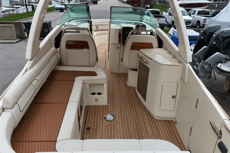 Slide: The Image of Chris-Craft 35 LAUNCH GT 2021 - 10