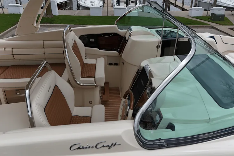 Slide: The Image of Chris-Craft 35 LAUNCH GT 2021 - 17