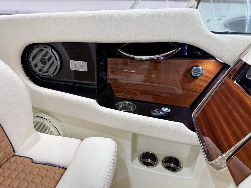 Slide: The Image of Chris-Craft 35 LAUNCH GT 2021 - 31