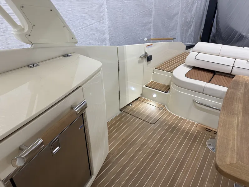 Slide: The Image of Chris-Craft 35 LAUNCH GT 2021 - 32