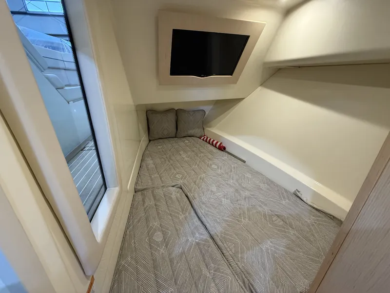 Slide: The Image of Chris-Craft 35 LAUNCH GT 2021 - 42