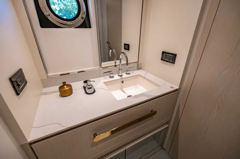 Slide: The Image of Azimut 78 FLY 2023 - 100